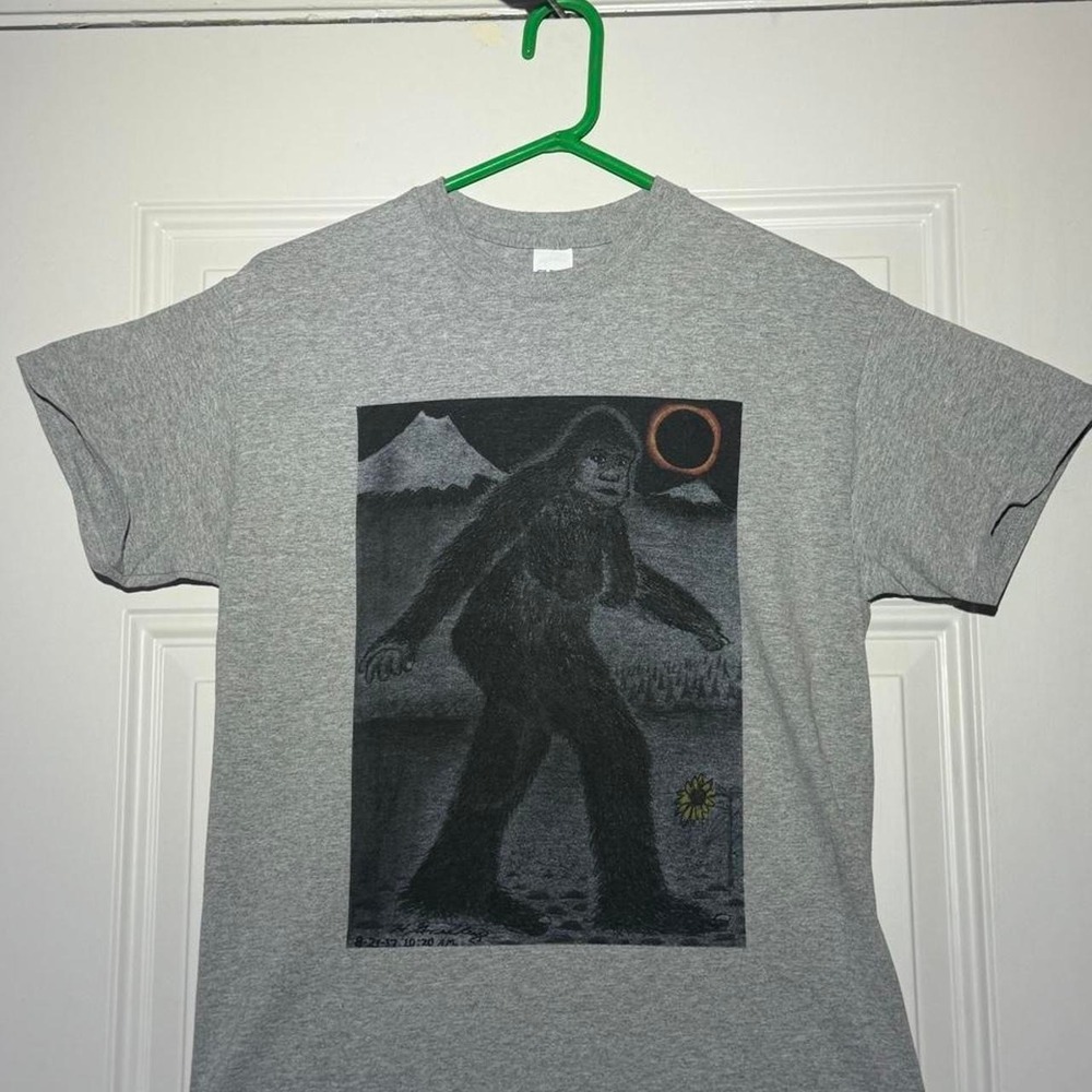 Gray Gildan Bigfoot graphic tee with black & white illustration of Bigfoot SZ M